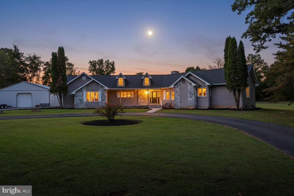 Backyard, Exterior, Facade, Ranch