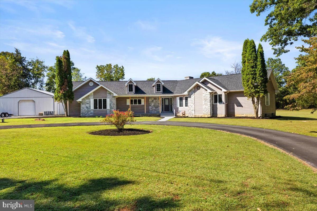 Backyard, Exterior, Facade, Ranch