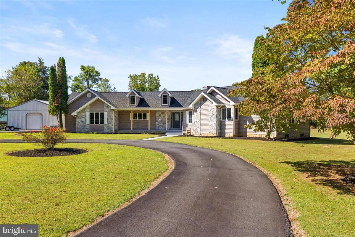 Backyard, Exterior, Facade, Ranch