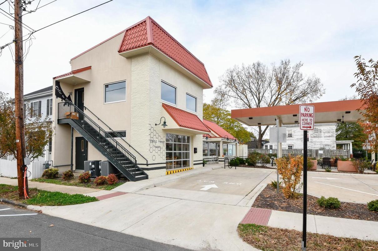 Exterior, Facade, Spanish Mediterranean