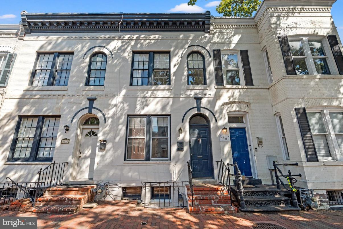 Exterior, Facade, Rowhouse