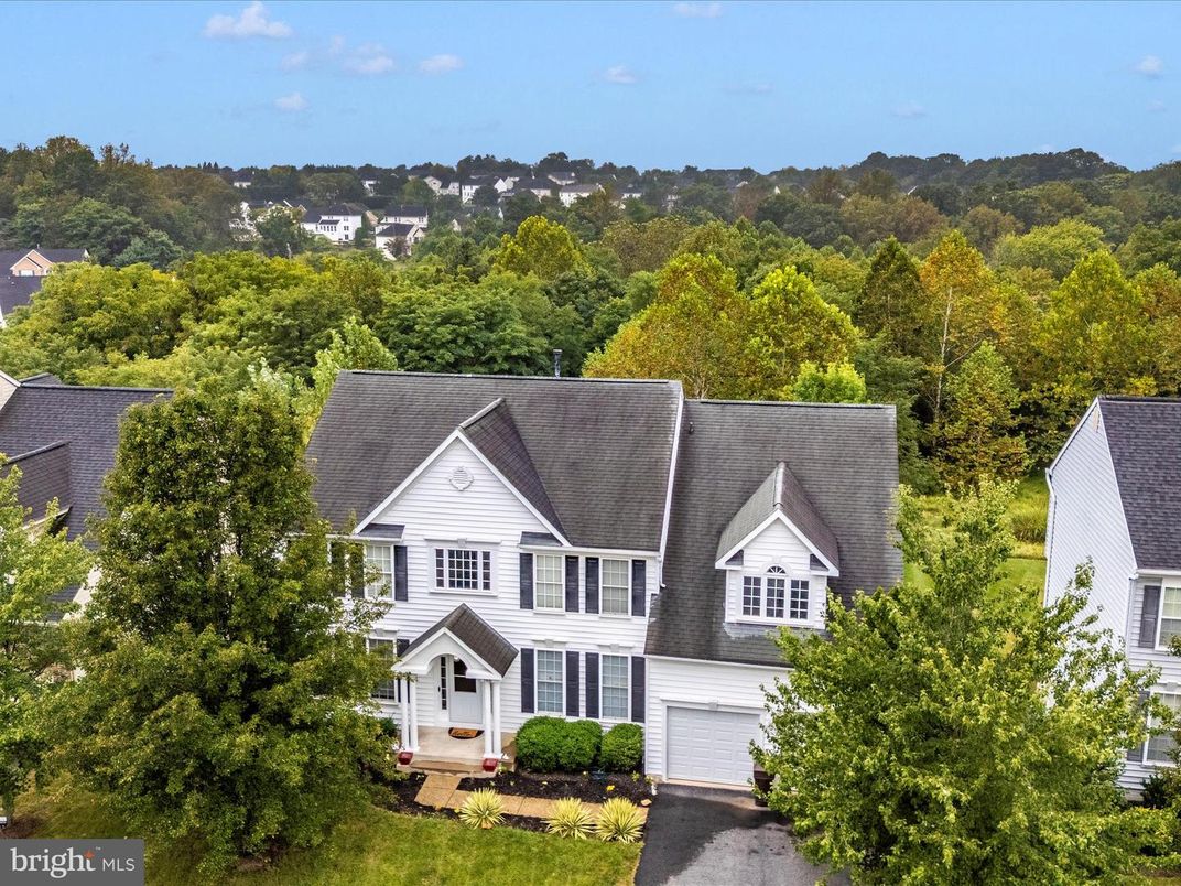Attached, Exterior, Facade, Queen Anne Victorian