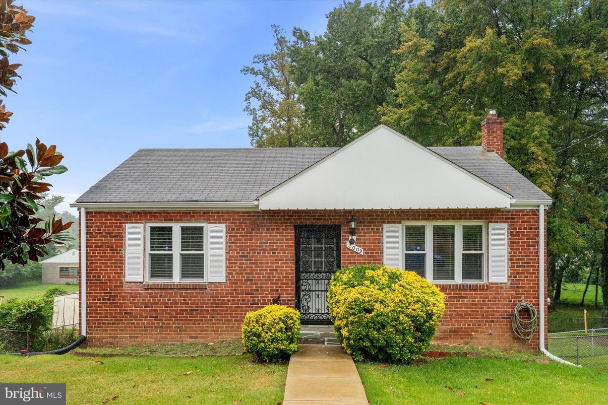 Exterior, Facade, Brick Facade, Cape Cod