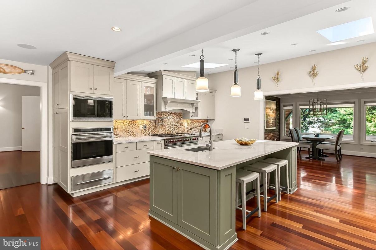 Dining room, Interior, Kitchen, Pendant Lights, Recessed Lighting, Stainless Steel Appliances, Wood Texture Flooring