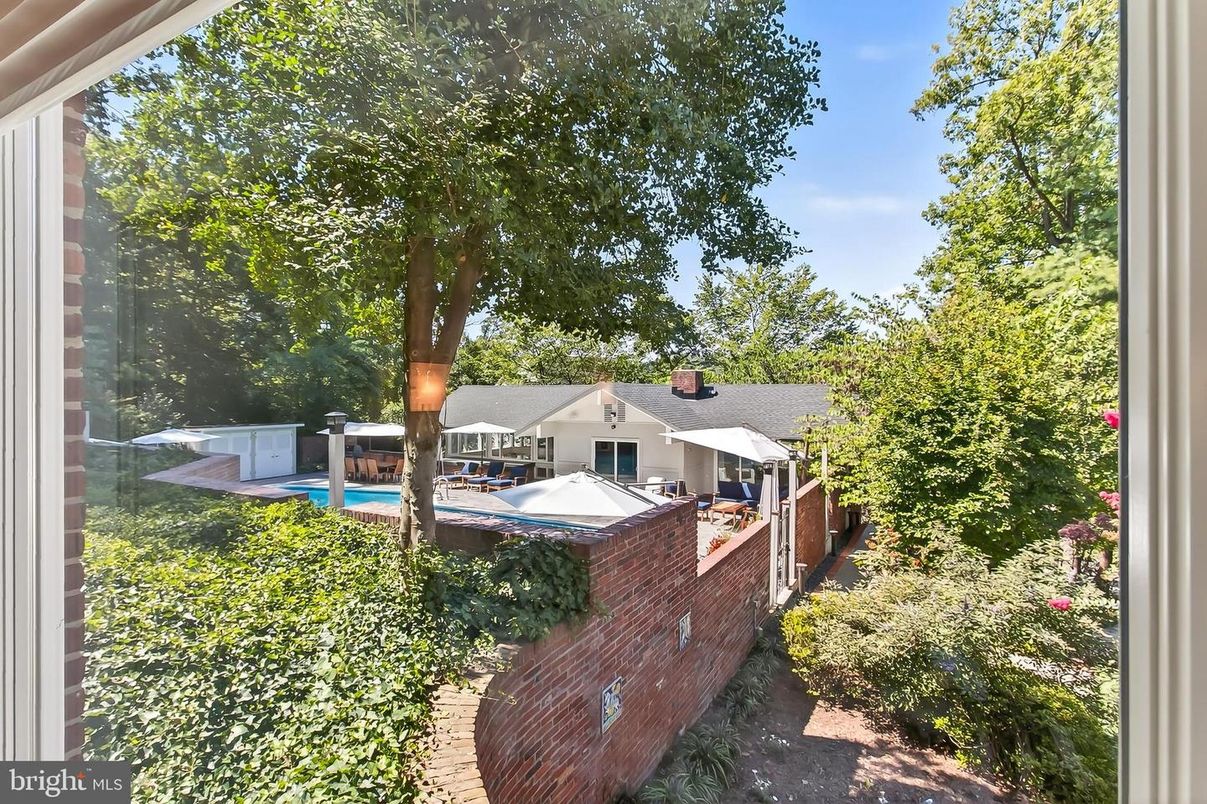 Exterior, Outdoor Kitchen, Pool