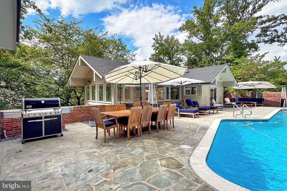 Exterior, Outdoor Kitchen, Pool