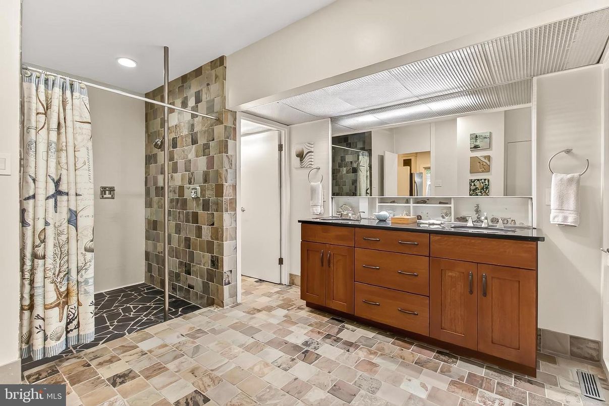Bathroom, Dual Sink Vanities, Interior, Recessed Lighting