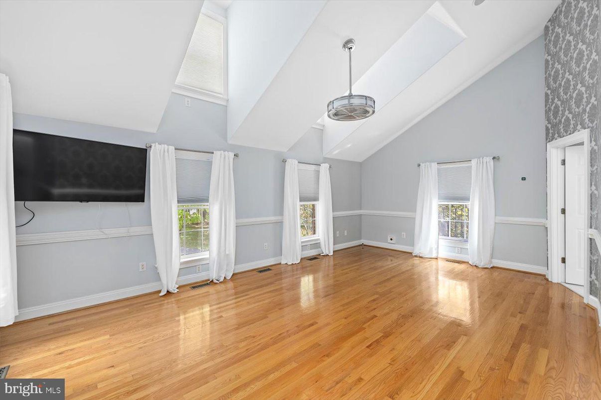 Empty room, Interior, Pendant Lights, Wood Texture Flooring