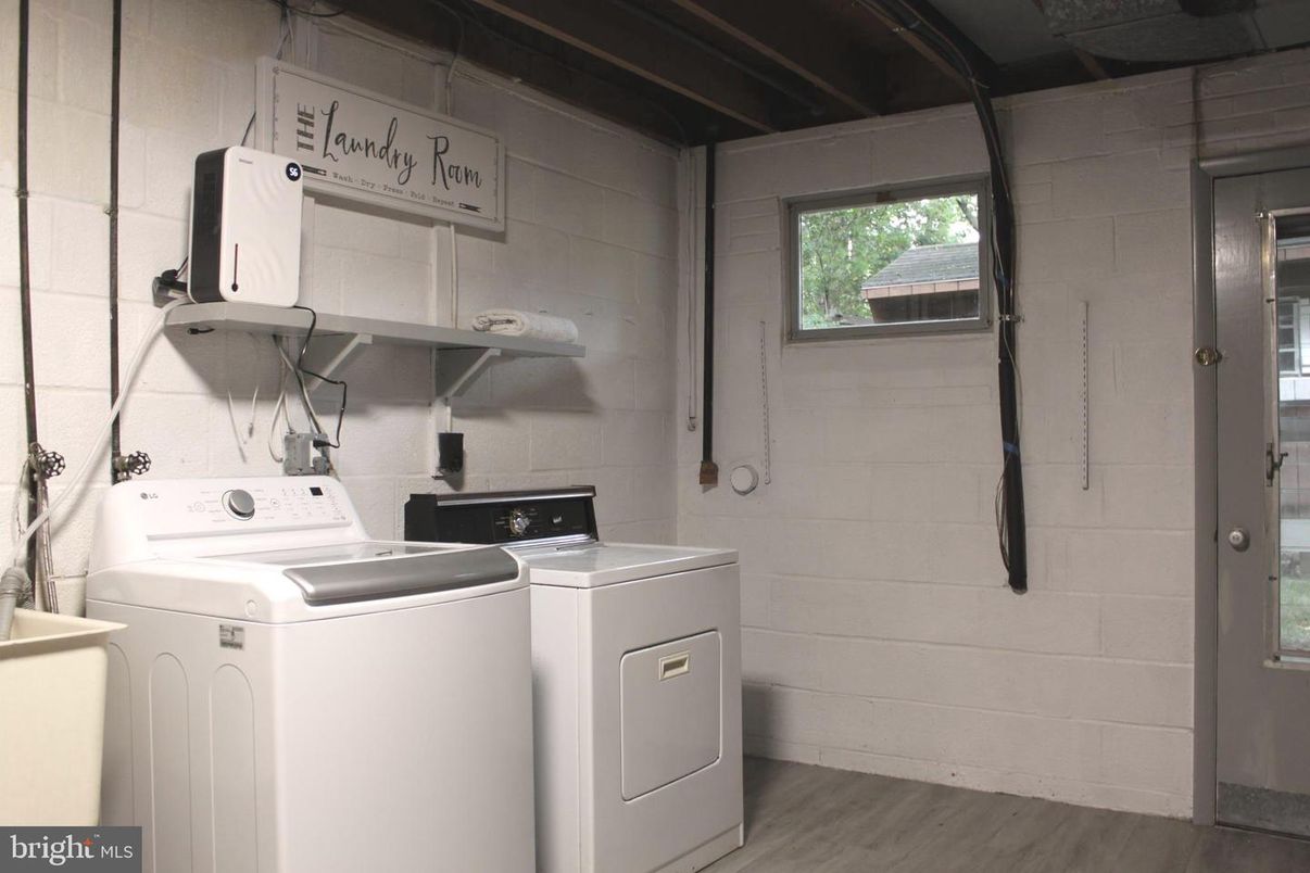 Interior, Washer, Wood Texture Flooring