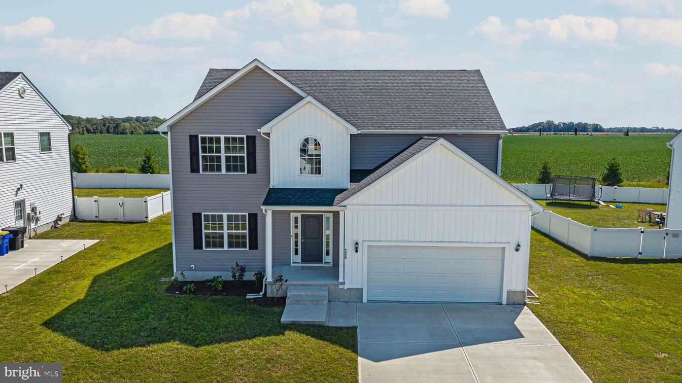 Attached, Exterior, Facade, Farmhouse