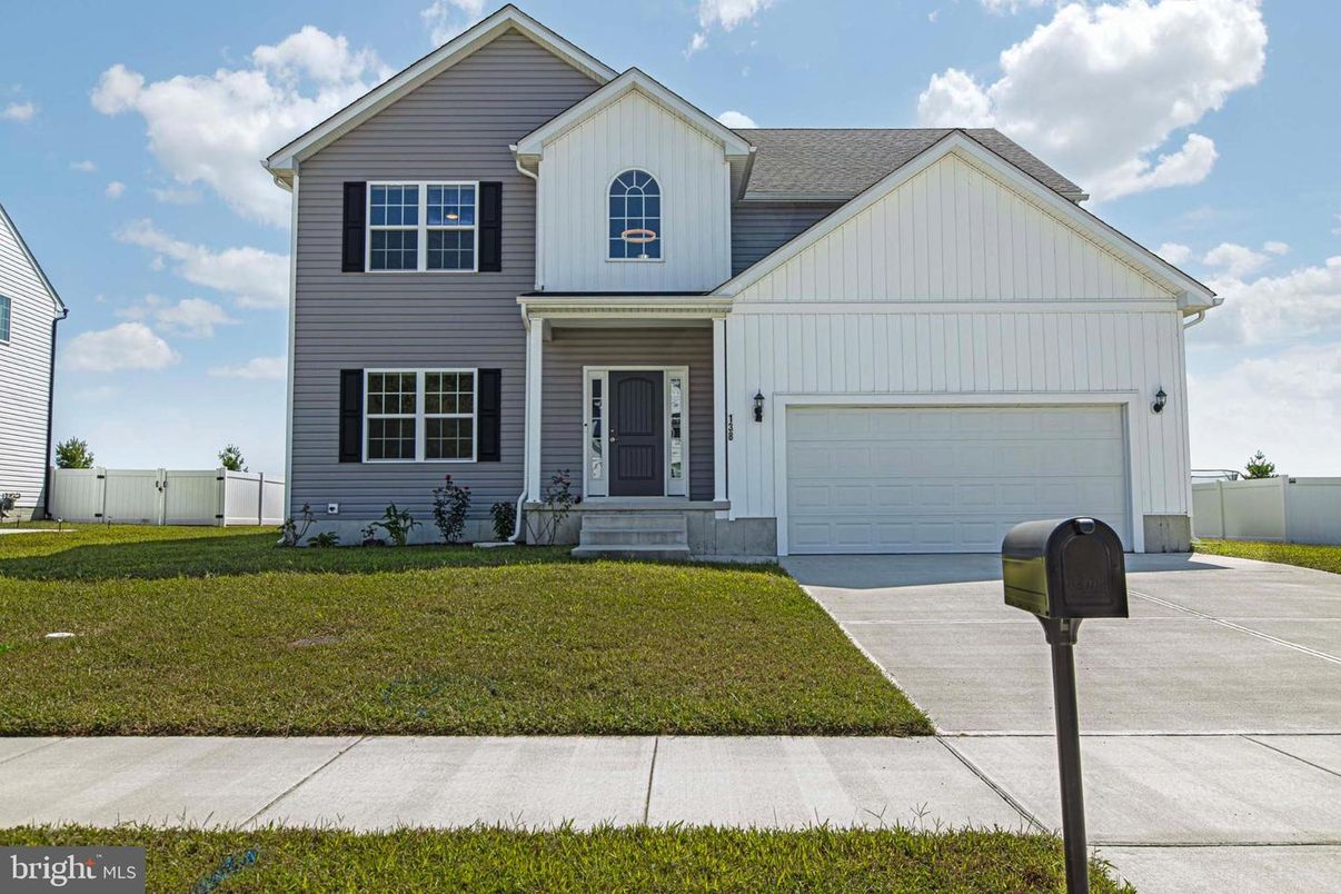 Attached, Exterior, Facade, Farmhouse