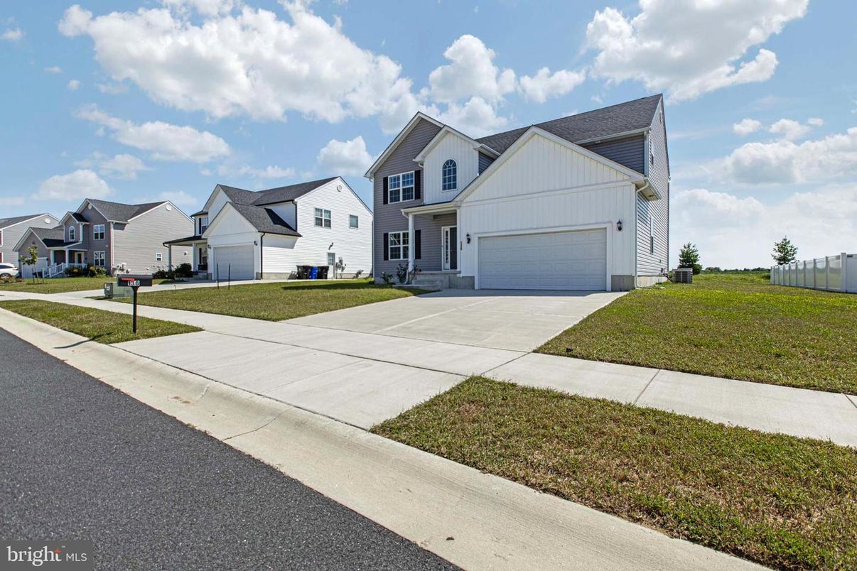 Attached, Exterior, Facade, Farmhouse