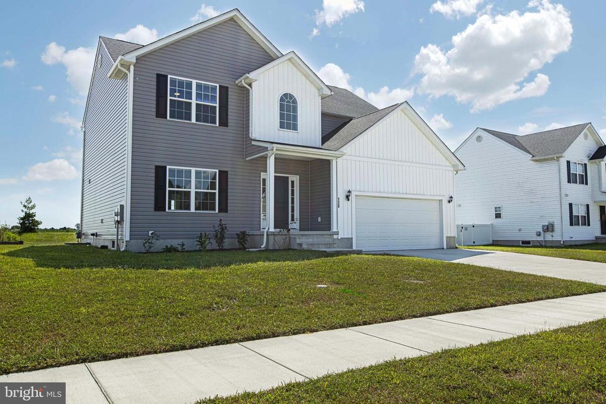 Attached, Exterior, Facade, Farmhouse