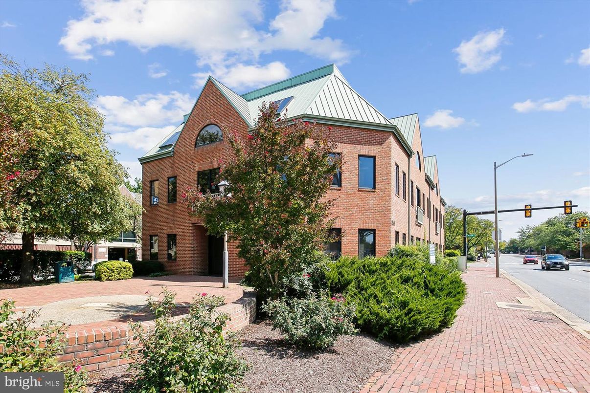 Exterior, Facade, Brick Facade, Queen Anne Victorian