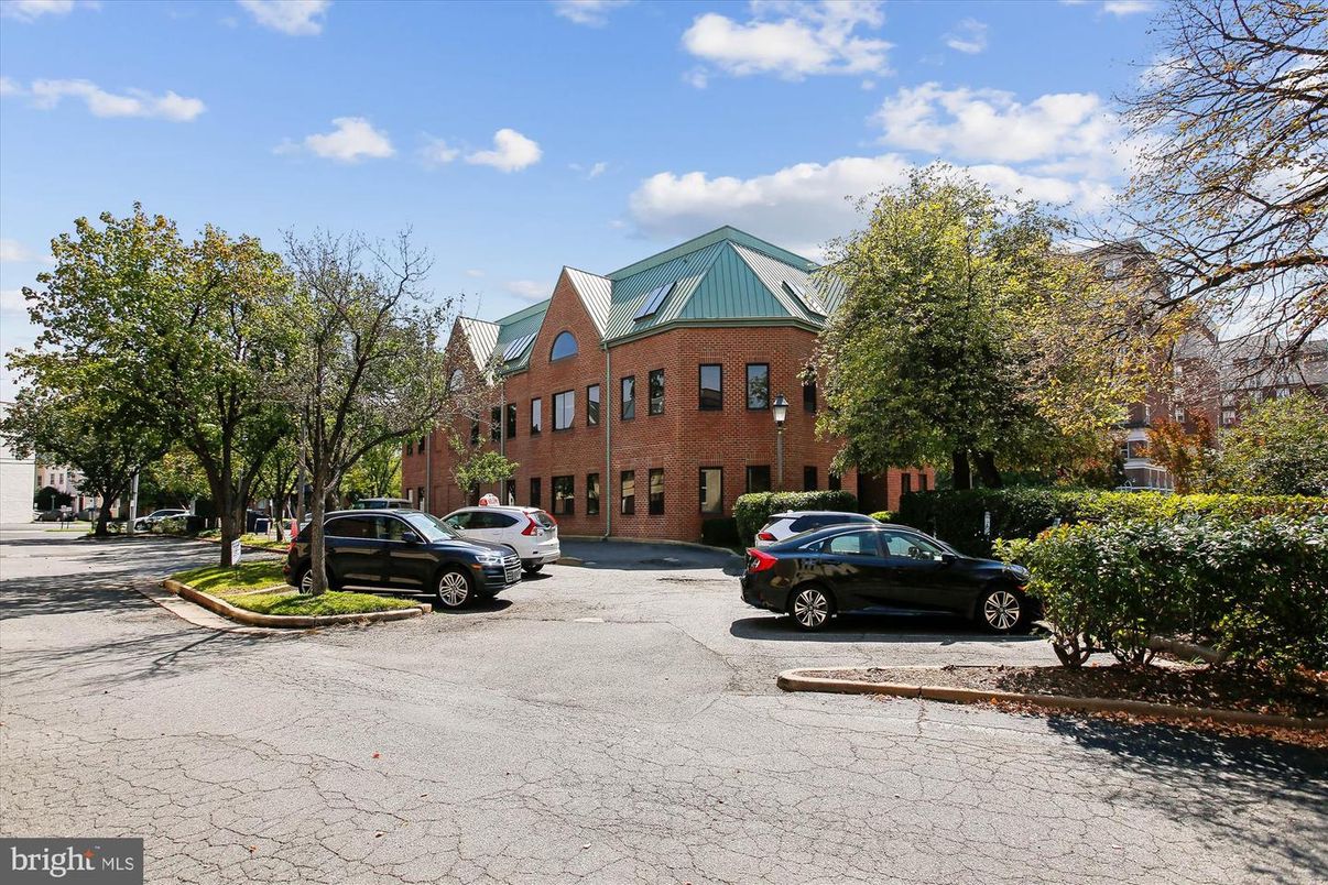 Exterior, Facade, Brick Facade, Queen Anne Victorian