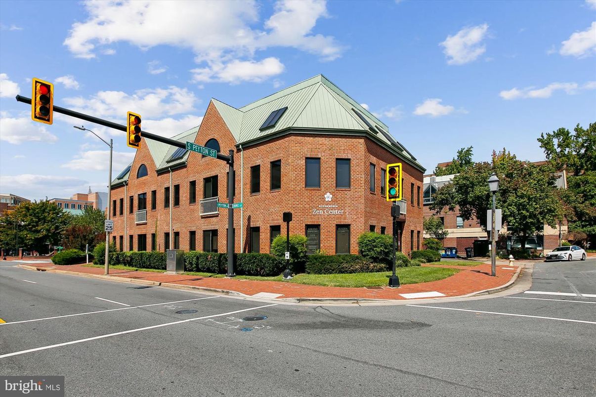 Exterior, Facade, Brick Facade, Queen Anne Victorian