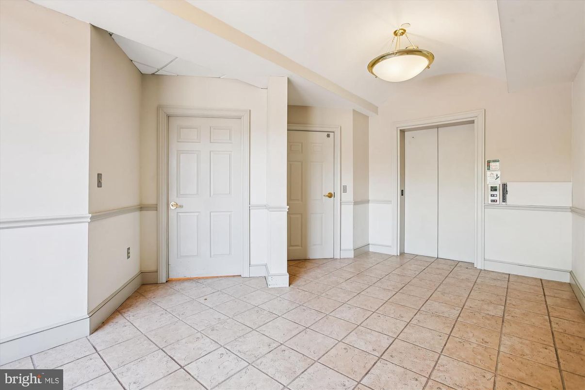 Empty room, Interior