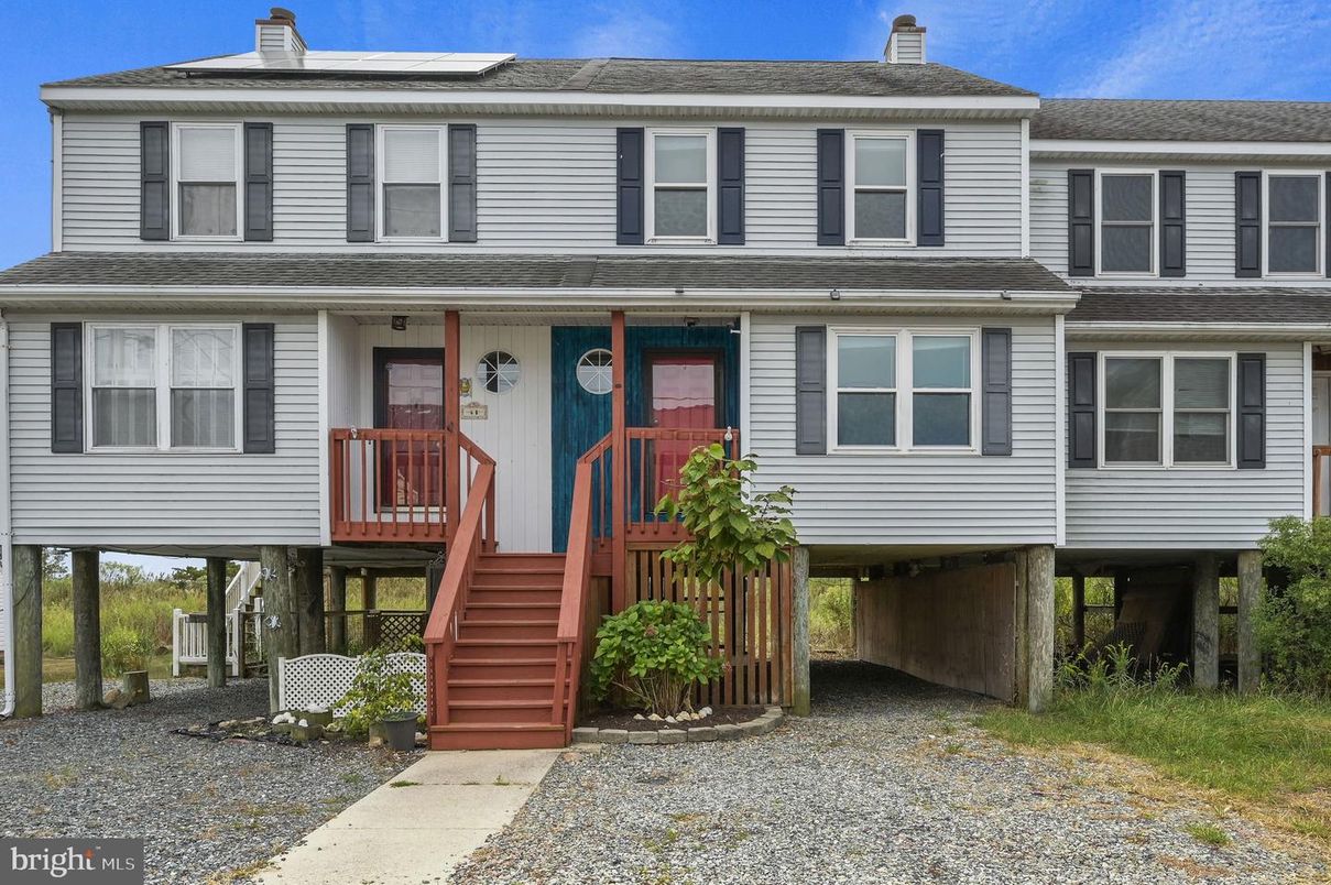 Exterior, Facade, Raised Ranch