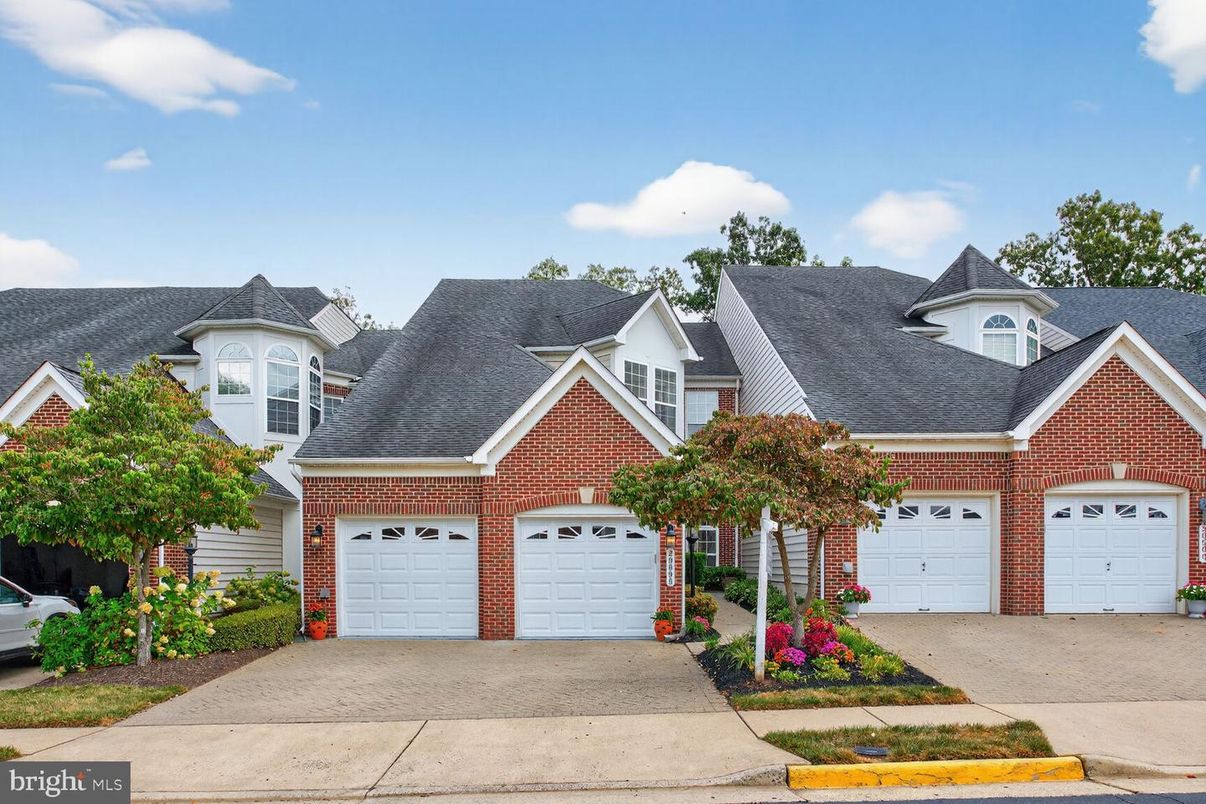 Attached, Exterior, Facade, Brick Traditional