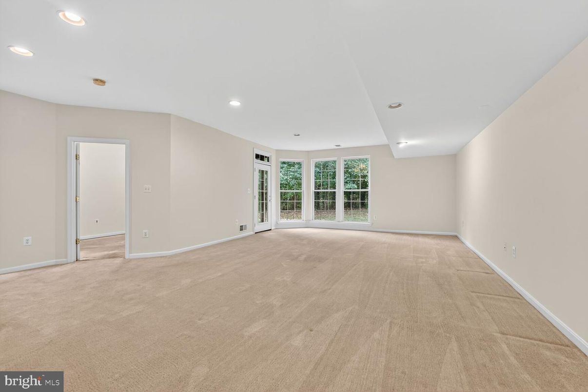 Empty room, Interior, Recessed Lighting