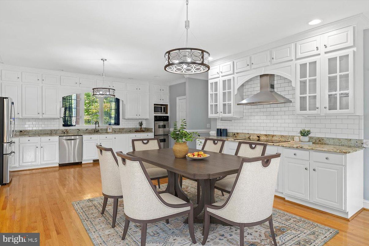 Dining room, Interior, Kitchen, Pendant Lights, Recessed Lighting, Stainless Steel Appliances, Wood Texture Flooring