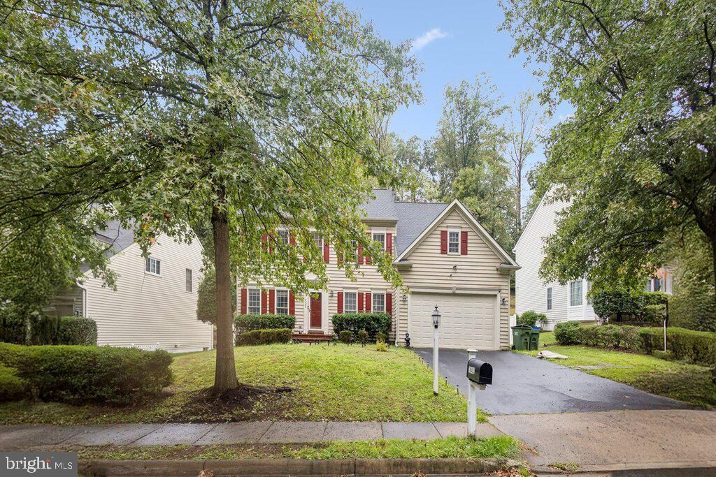 Attached, Exterior, Facade, Raised Ranch