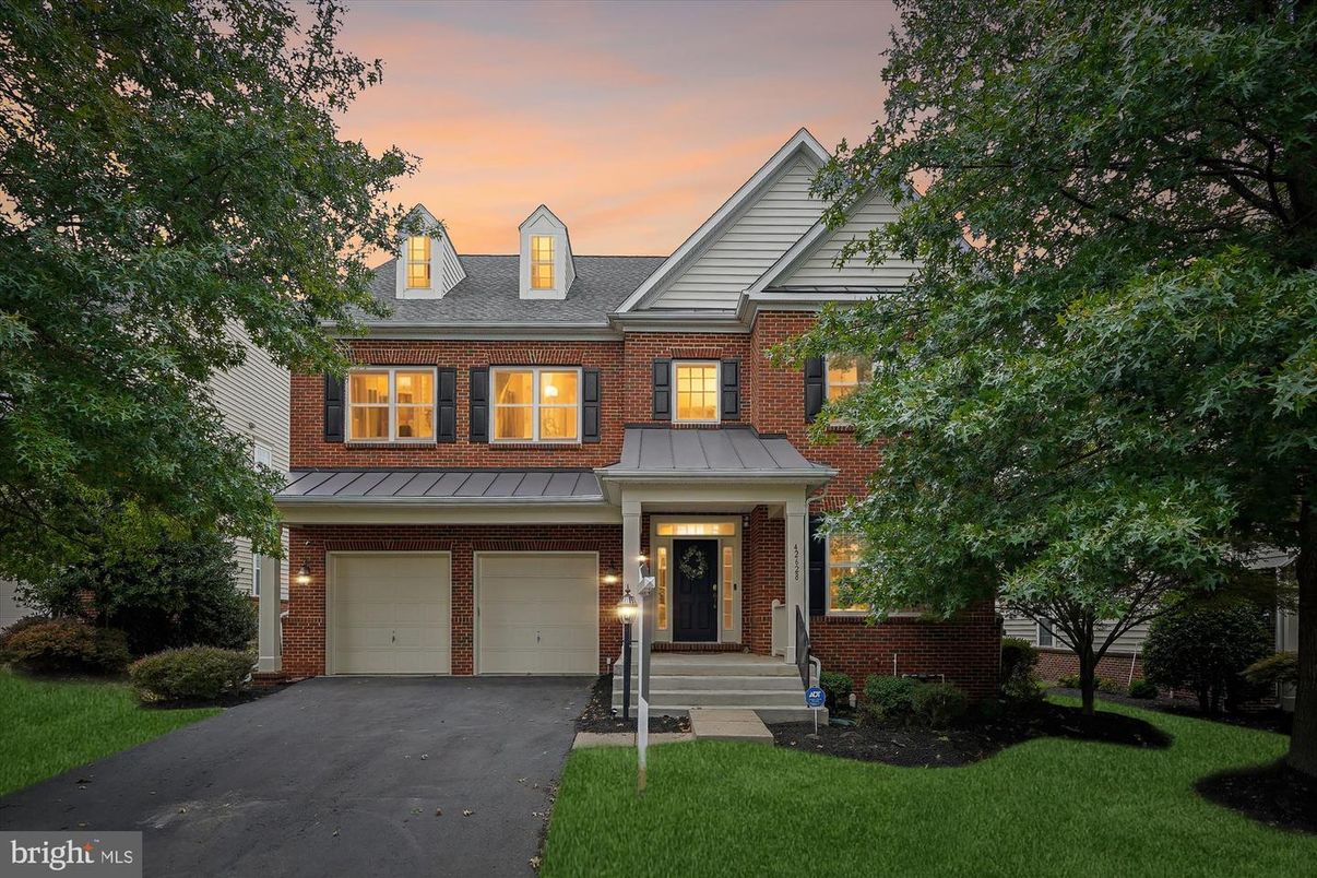 Attached, Exterior, Facade, Brick Facade, Georgian