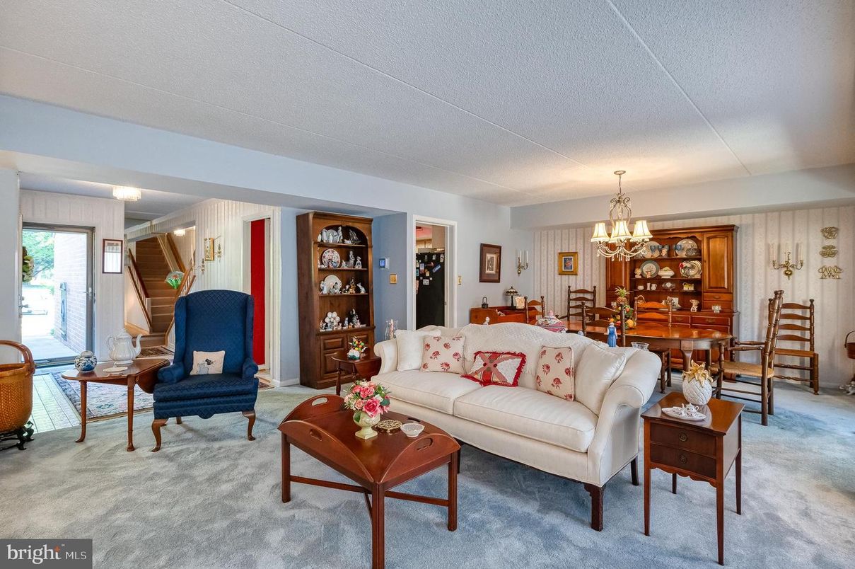 Chandelier, Dining room, Interior, Living room