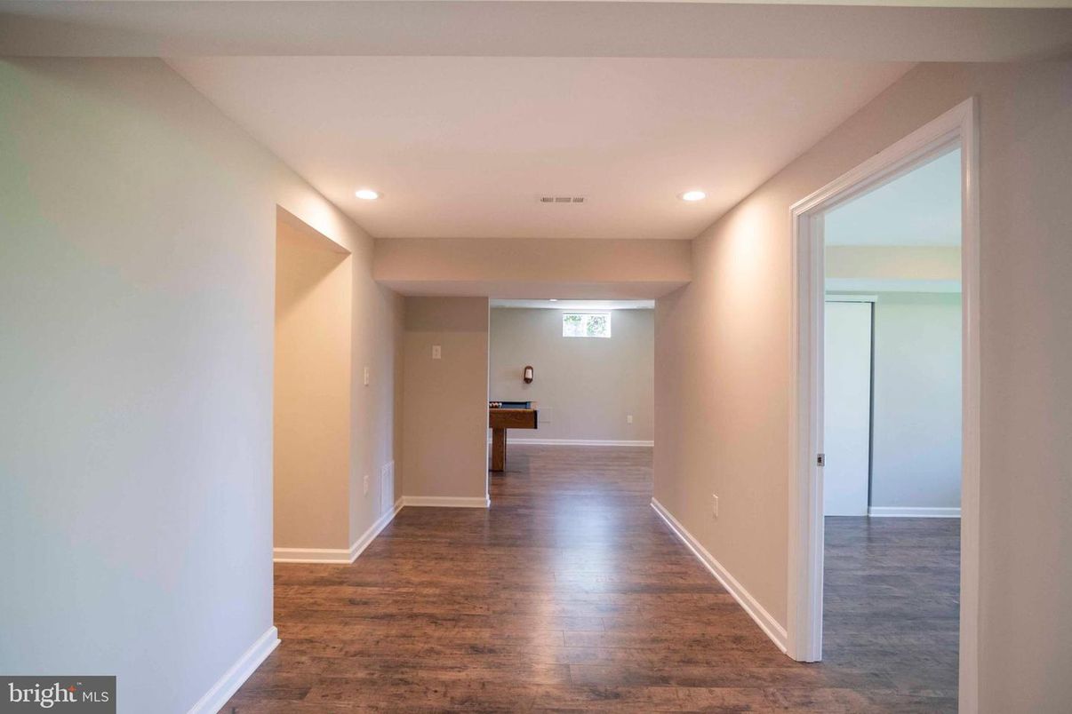 Interior, Recessed Lighting, Wood Texture Flooring