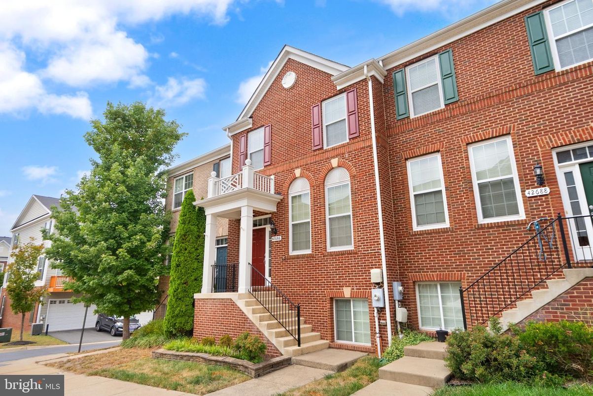 Exterior, Facade, Brick Facade, Rowhouse