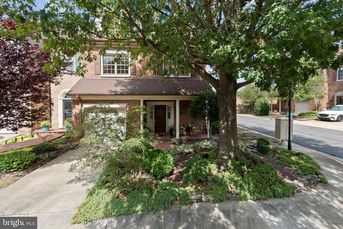 Attached, Exterior, Facade, Brick Facade, Cape Cod