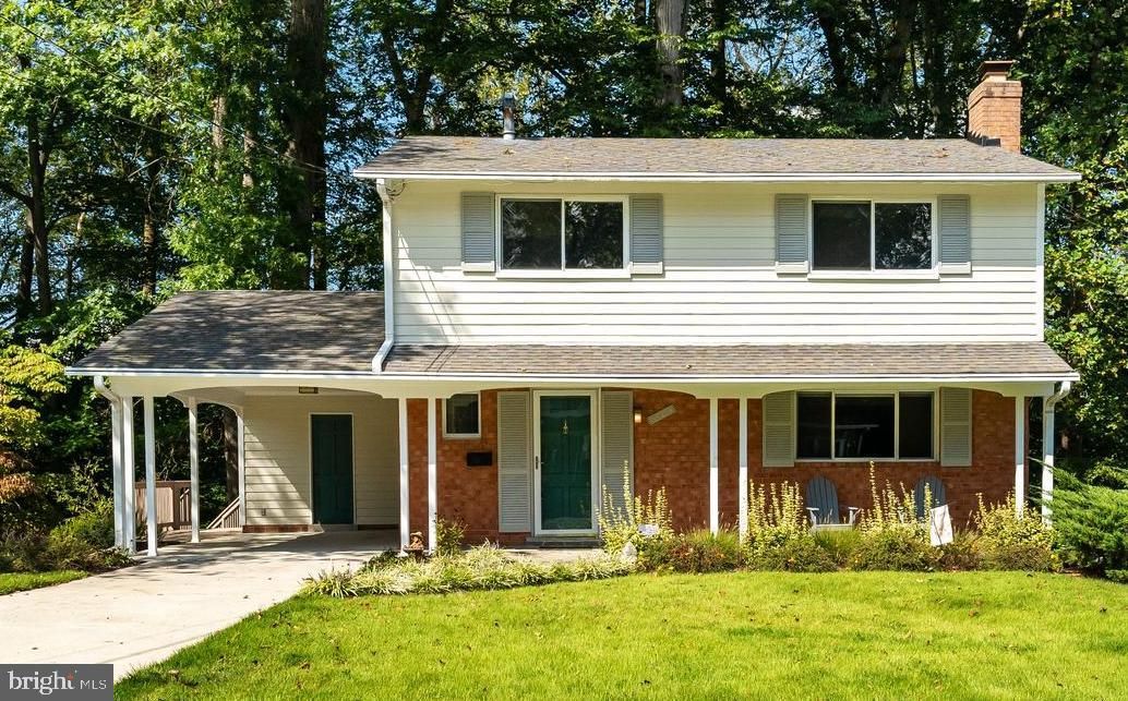 Exterior, Facade, Brick Facade, Split Level