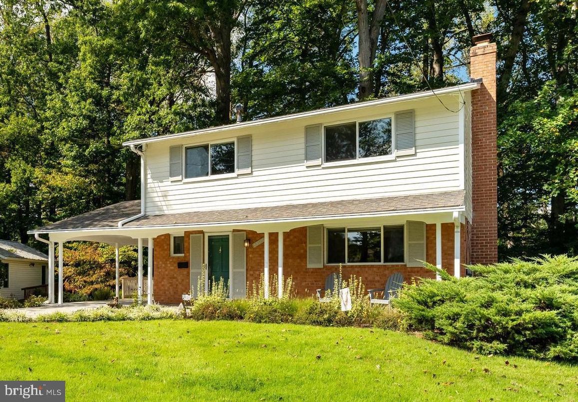 Exterior, Facade, Brick Facade, Split Level