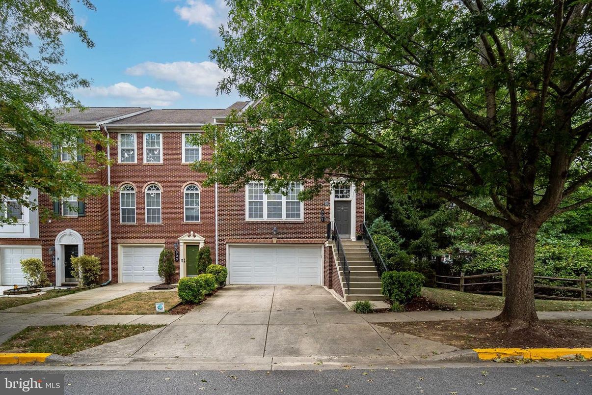 Attached, Exterior, Facade, Brick Facade, Georgian