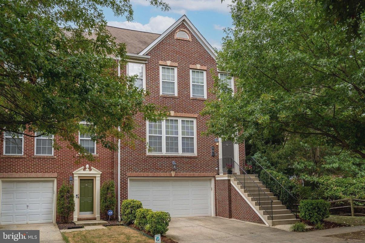 Attached, Exterior, Facade, Brick Facade, Georgian