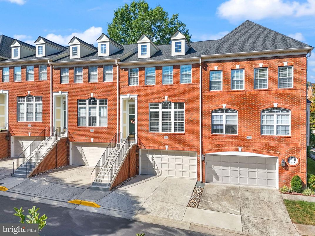 Attached, Exterior, Facade, Brick Facade, Georgian