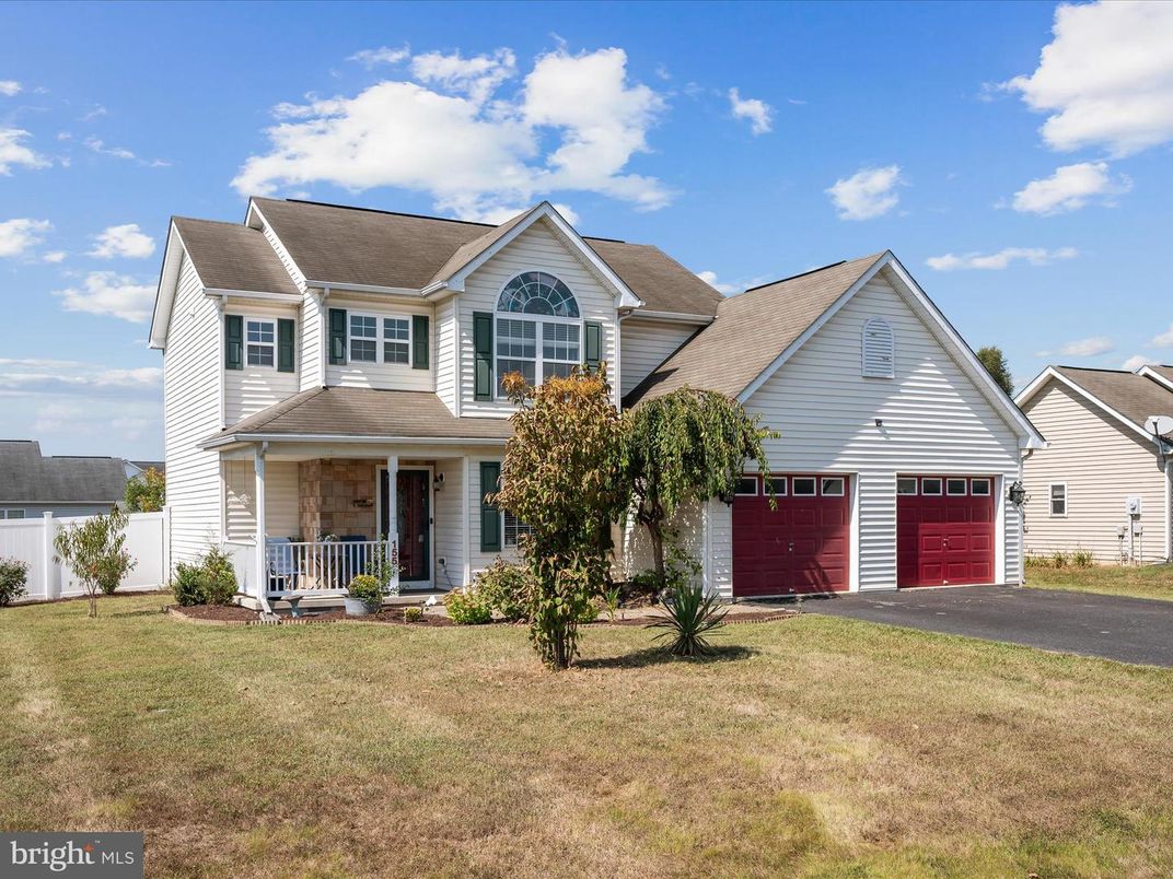 Attached, Exterior, Facade, Farmhouse