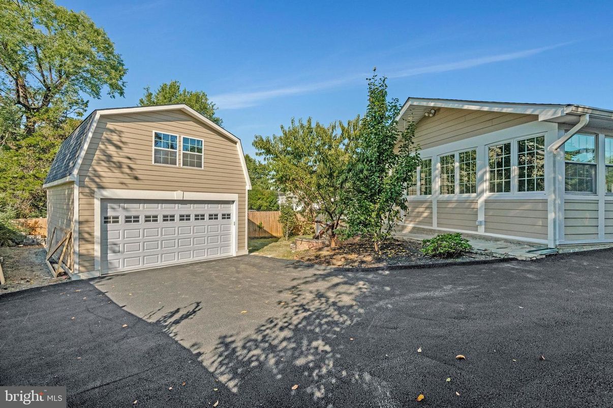 Attached, Exterior, Facade, Split Level