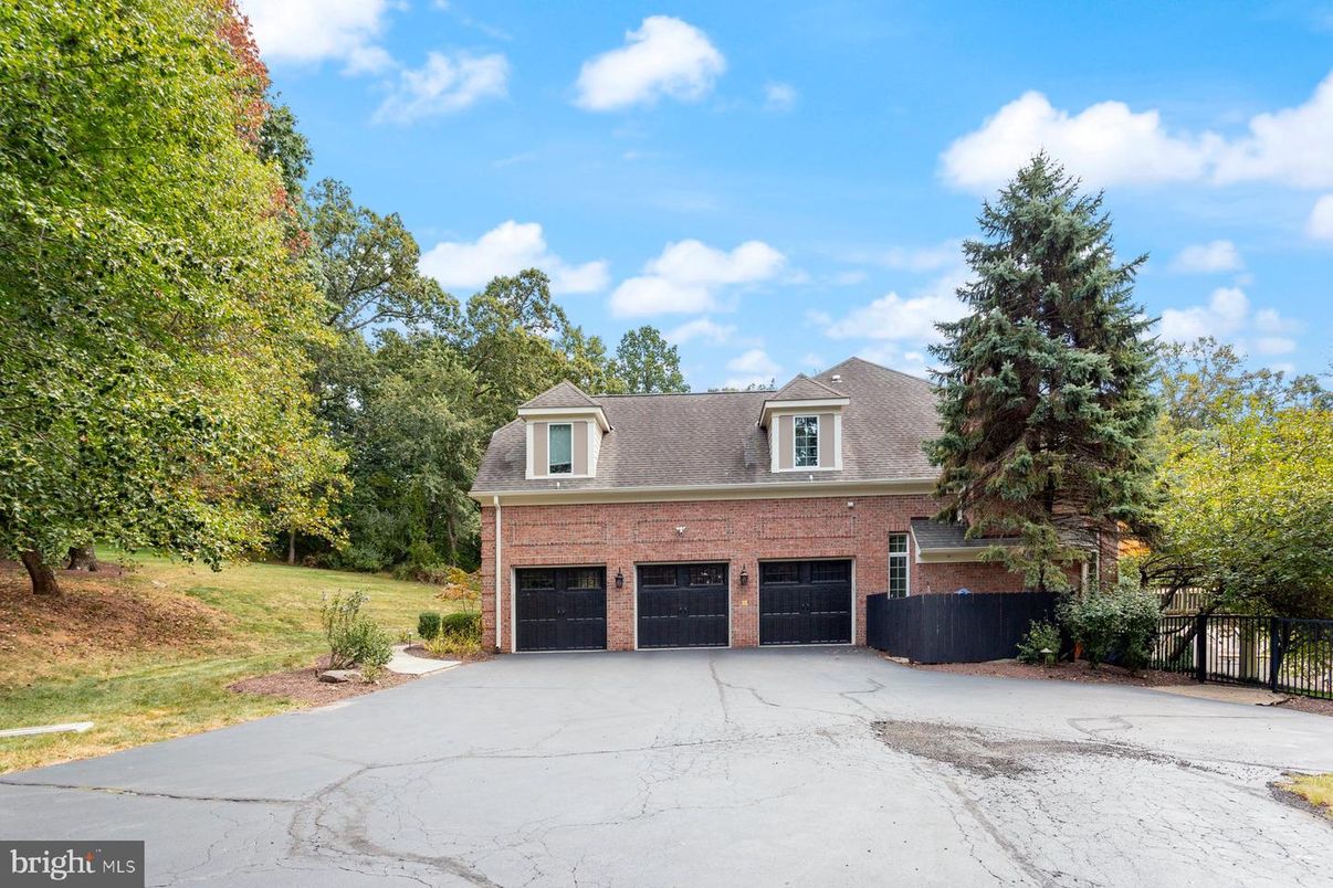 Attached, Exterior, Facade, Brick Facade, Cape Cod