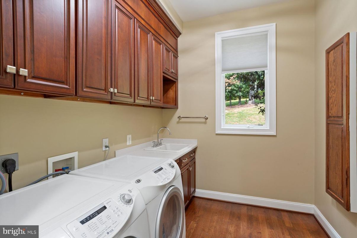 Interior, Washer, Wood Texture Flooring