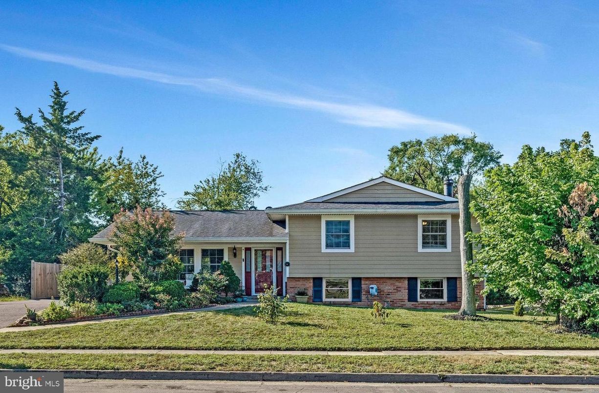 Exterior, Facade, Brick Facade, Split Level