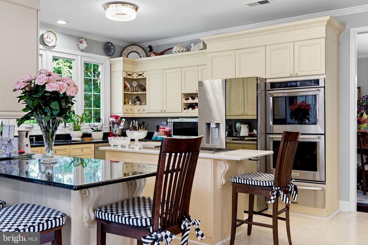 Dining room, Interior, Kitchen, Recessed Lighting, Stainless Steel Appliances