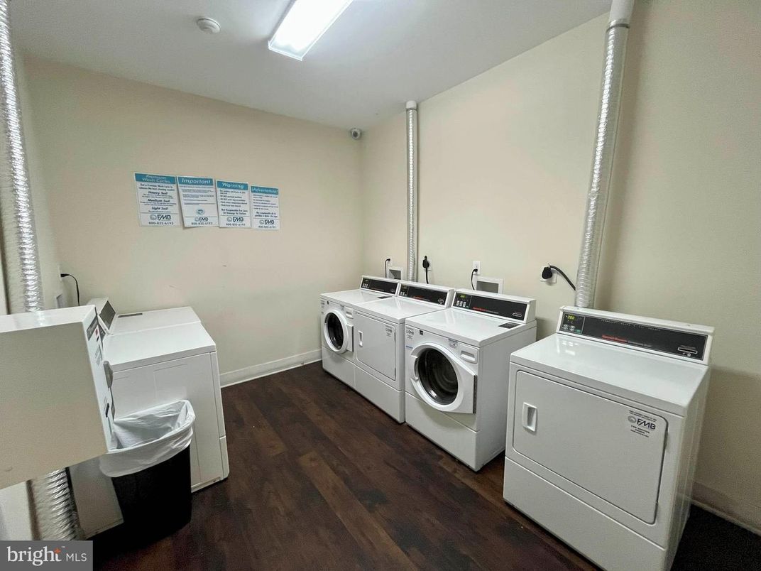 Interior, Washer, Wood Texture Flooring