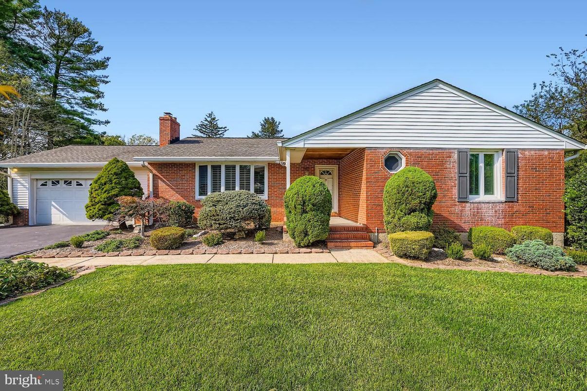 Attached, Exterior, Facade, Brick Facade, Ranch