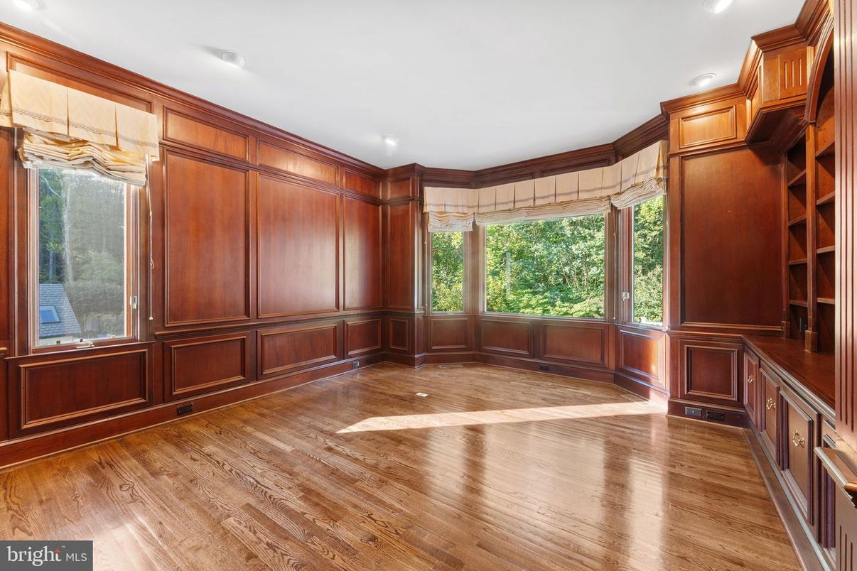 Empty room, Interior, Recessed Lighting, Wood Texture Flooring, Wooden Walls