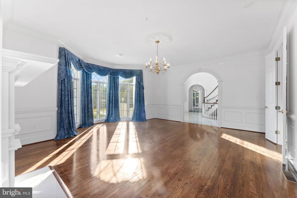 Chandelier, Empty room, Interior, Wood Texture Flooring