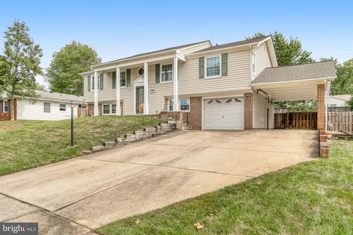 Attached, Exterior, Facade, Brick Facade, Raised Ranch