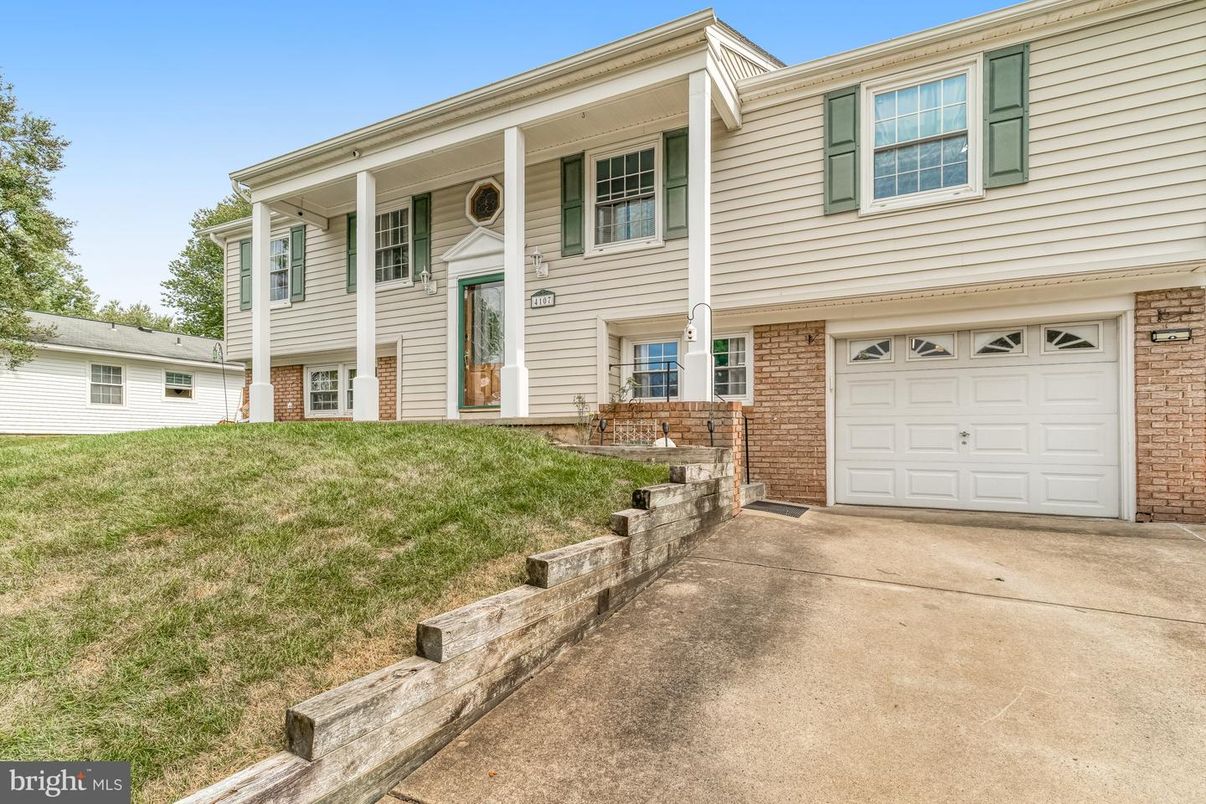 Attached, Exterior, Facade, Brick Facade, Raised Ranch