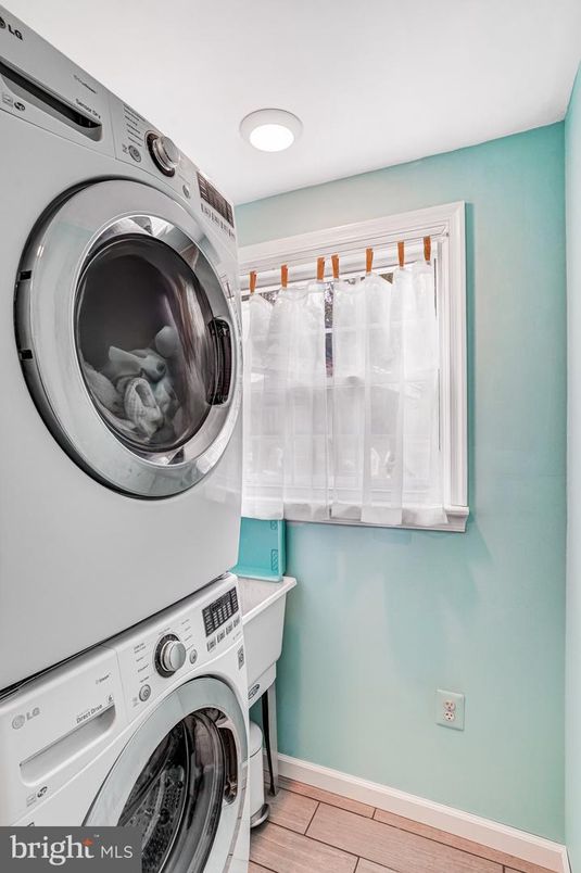 Interior, Recessed Lighting, Washer, Wood Texture Flooring