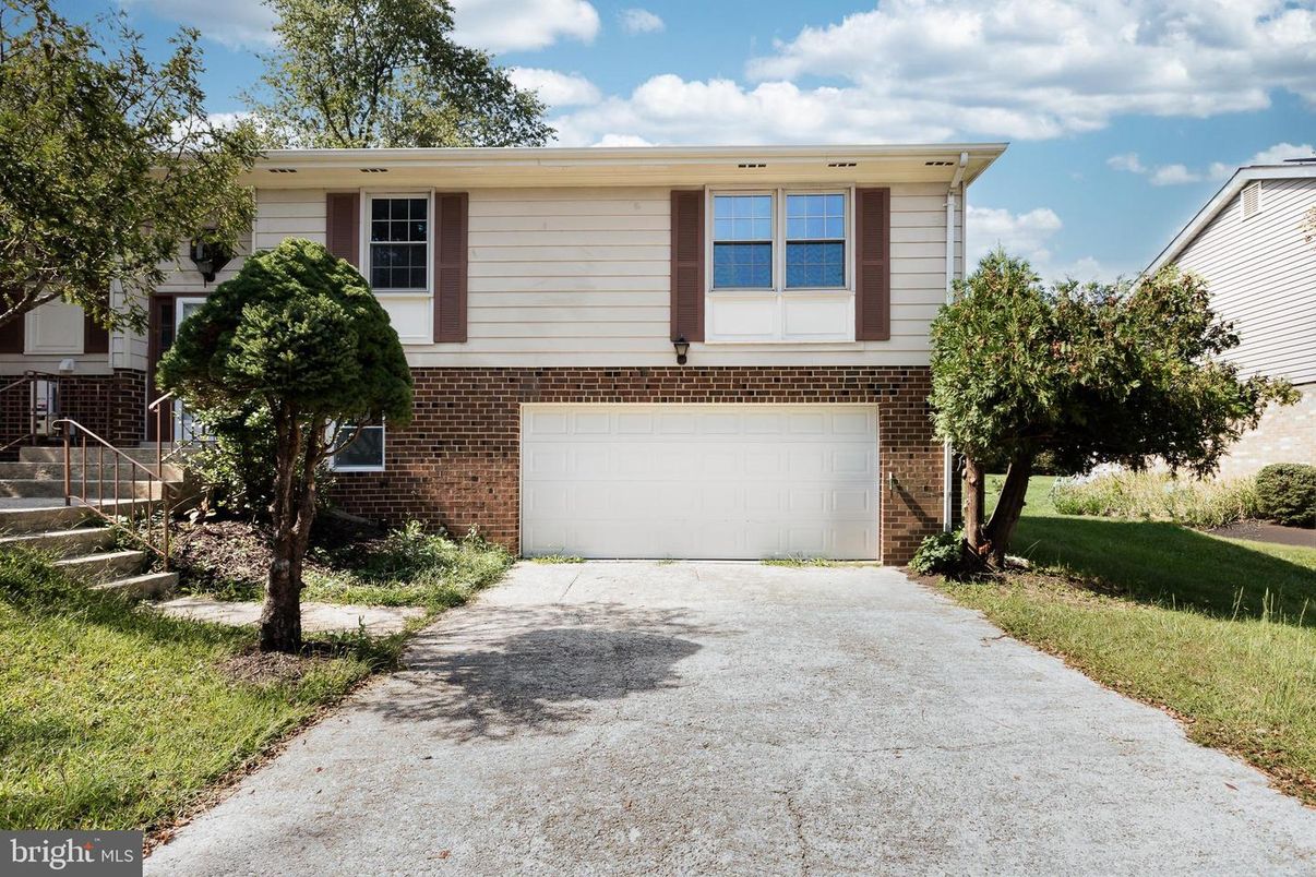 Attached, Exterior, Facade, Brick Facade, Raised Ranch